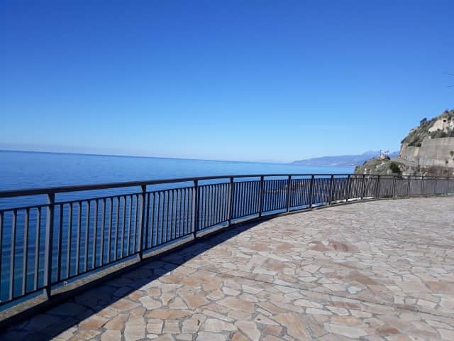 Passeggiare sospesi tra cielo e mare 